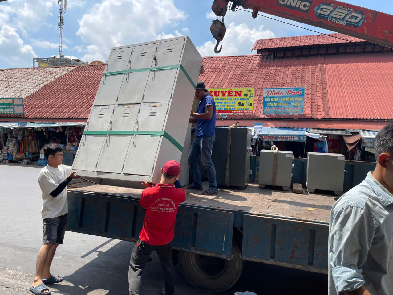Đội ngũ Thành Hưng Taxi Tải thực hiện dịch vụ chuyển dọn