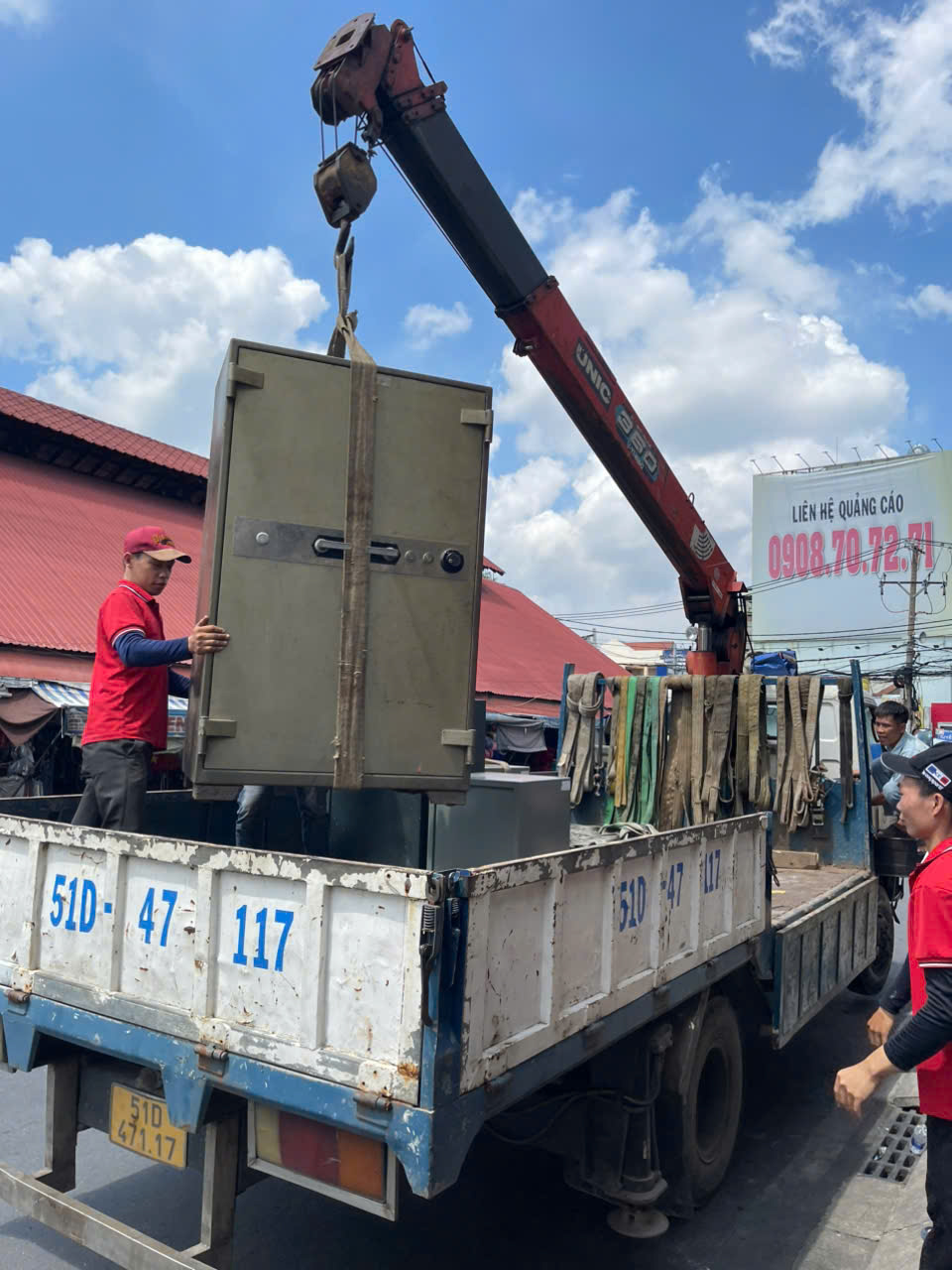 Đội ngũ Thành Hưng Taxi Tải thực hiện dịch vụ chuyển dọn