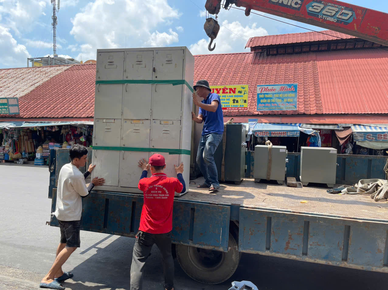 Đội ngũ Thành Hưng Taxi Tải thực hiện dịch vụ chuyển dọn