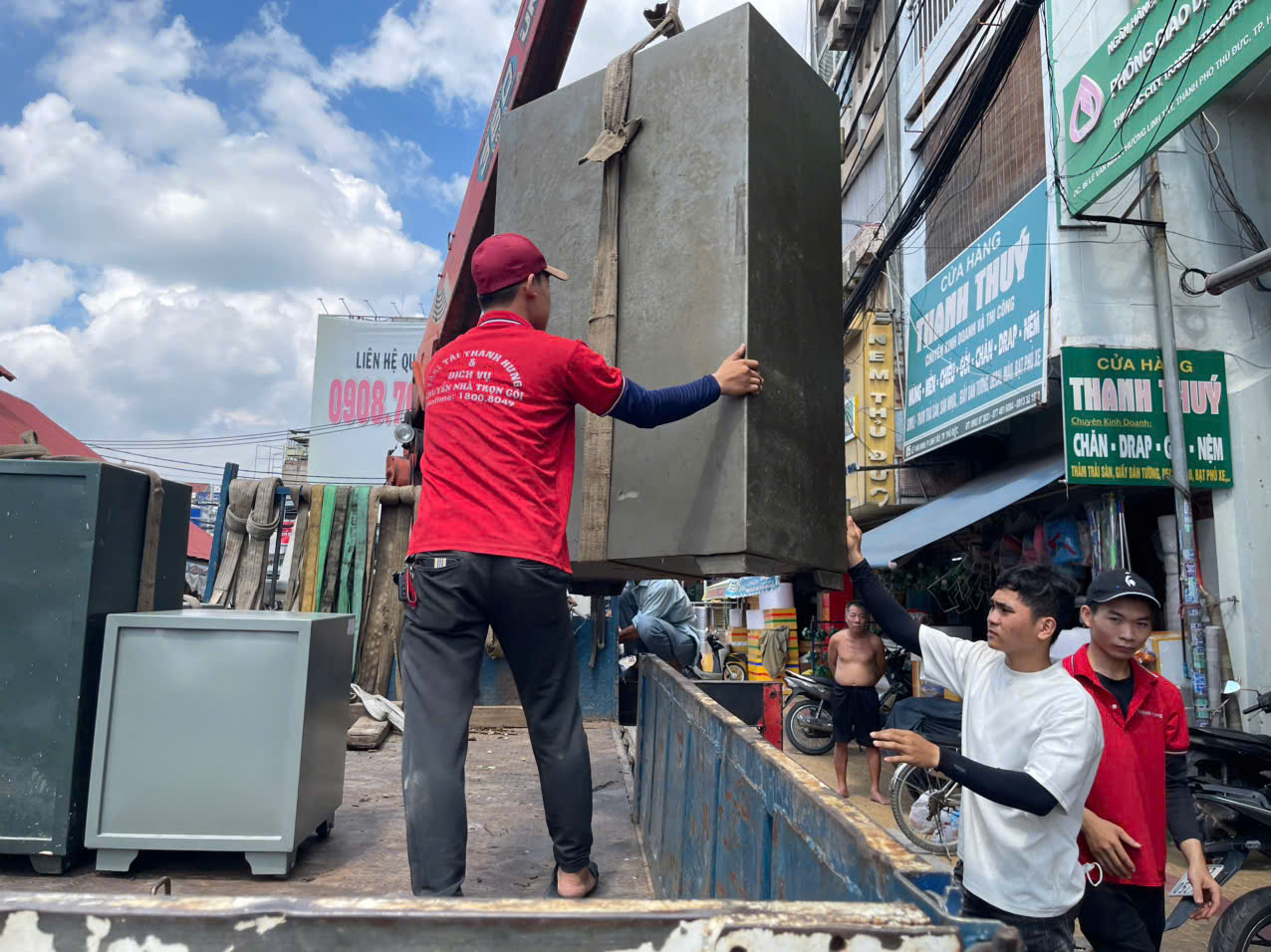 Đội ngũ Thành Hưng Taxi Tải thực hiện dịch vụ chuyển dọn