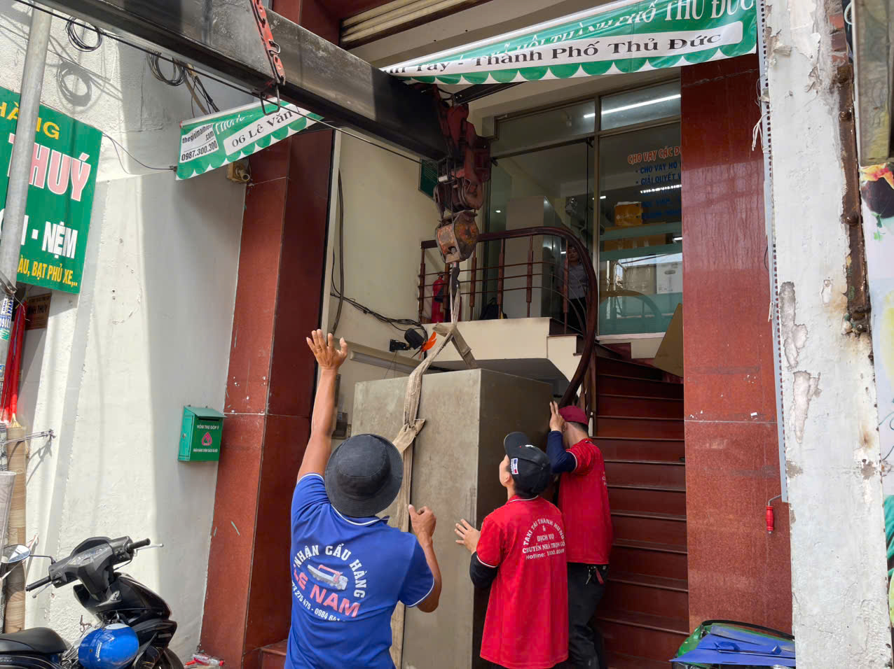 Đội ngũ Thành Hưng Taxi Tải thực hiện dịch vụ chuyển dọn