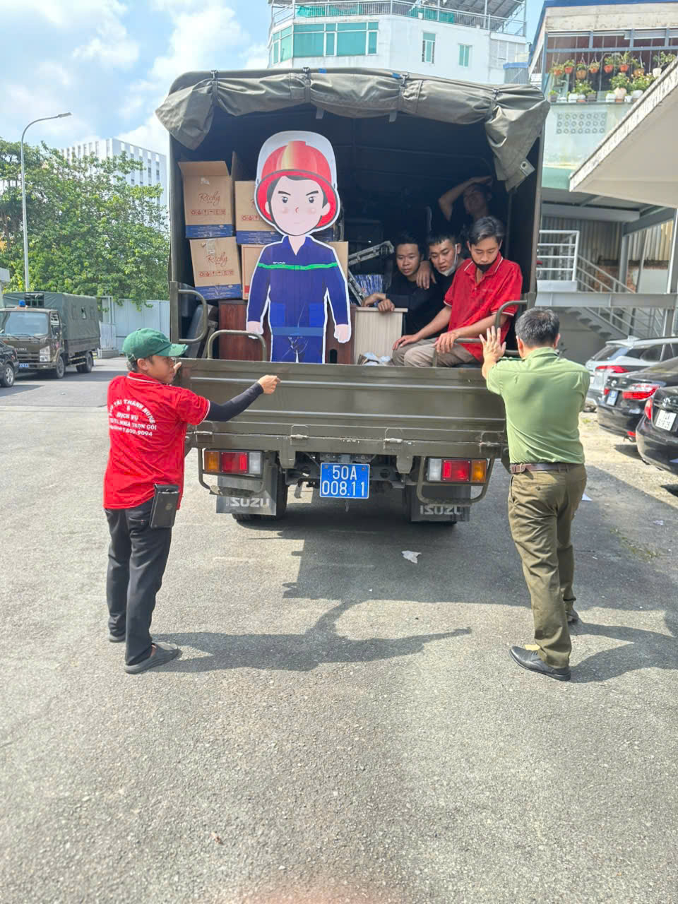 Đội ngũ Thành Hưng Taxi Tải thực hiện dịch vụ chuyển dọn