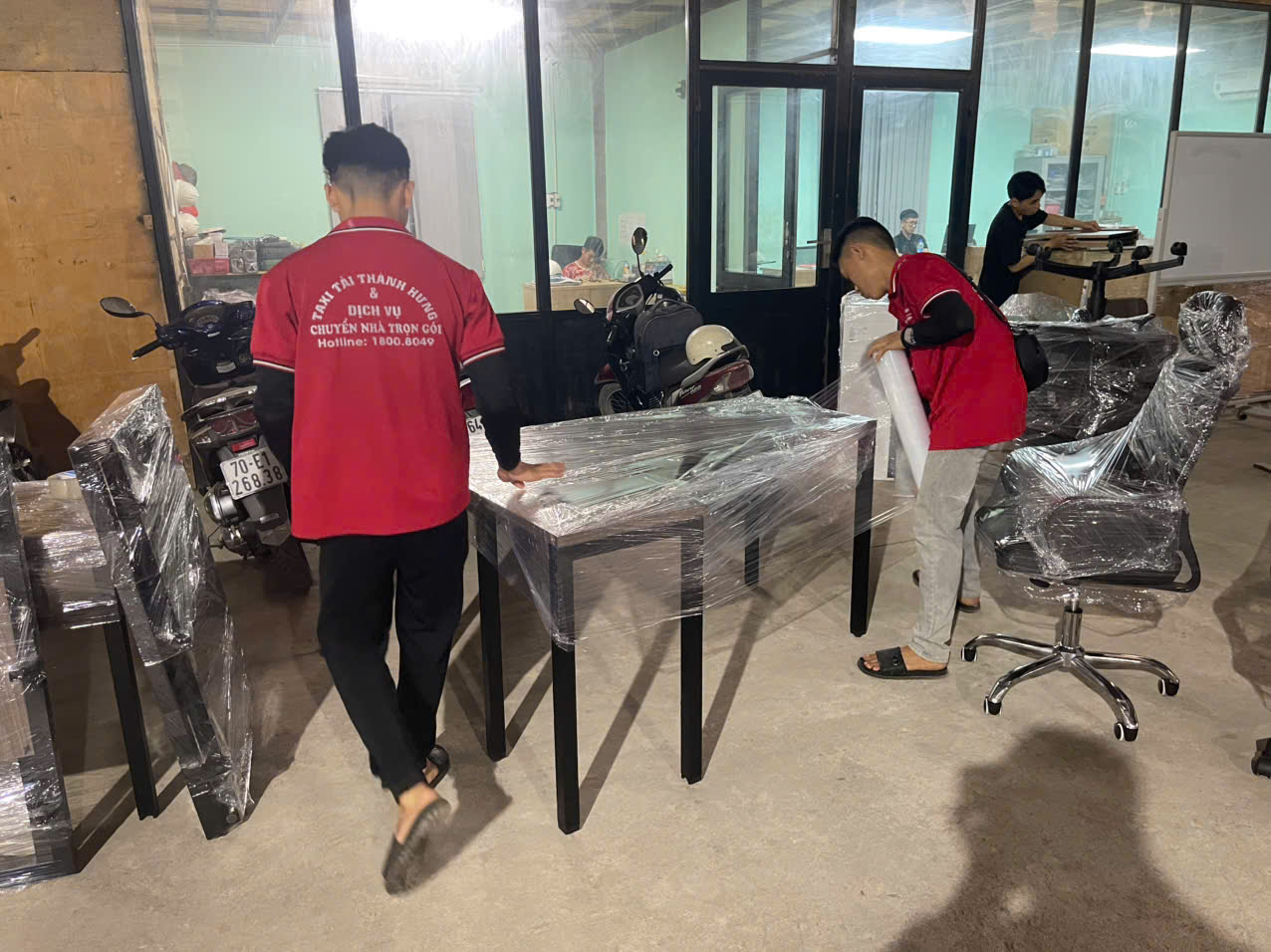 Đội ngũ Thành Hưng Taxi Tải thực hiện dịch vụ chuyển dọn