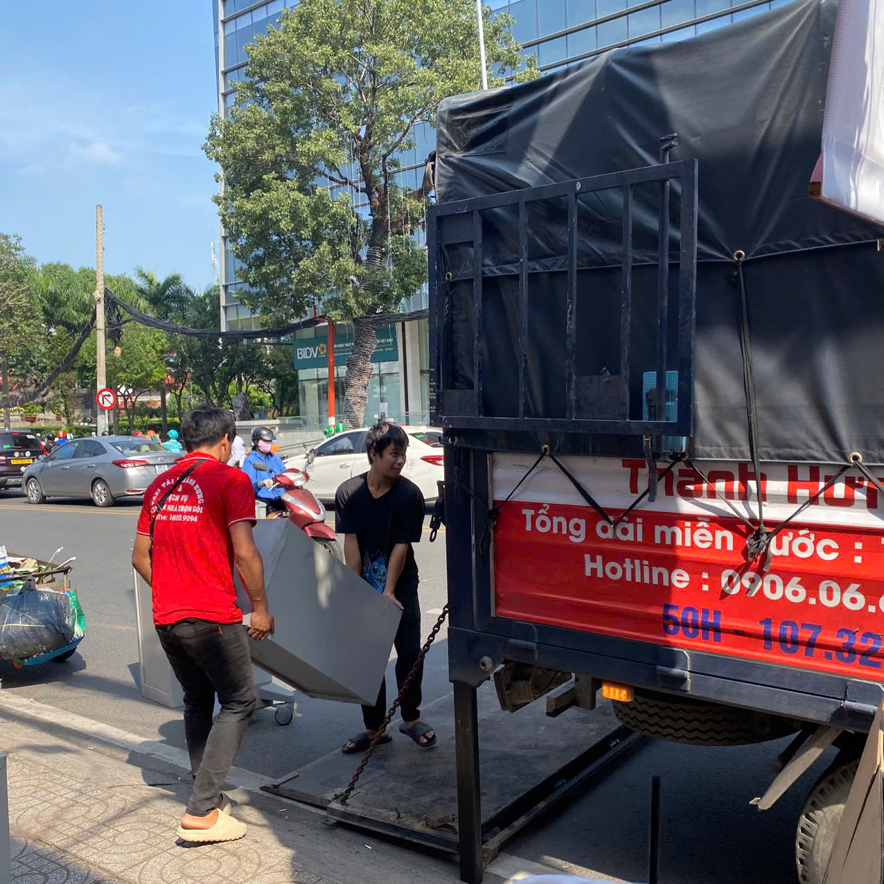 Đội ngũ Thành Hưng Taxi Tải thực hiện dịch vụ chuyển dọn