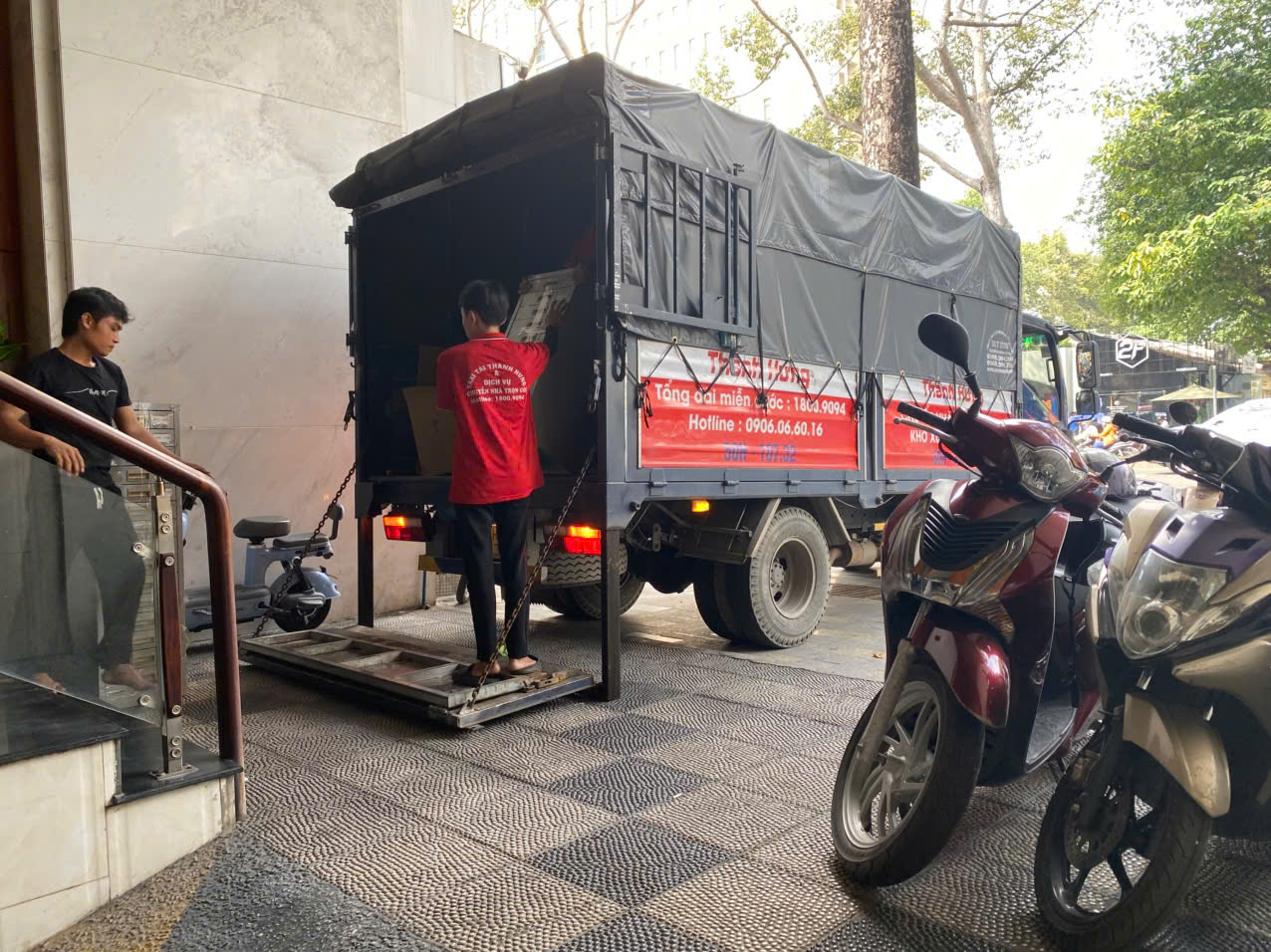 Đội ngũ Thành Hưng Taxi Tải thực hiện dịch vụ chuyển dọn