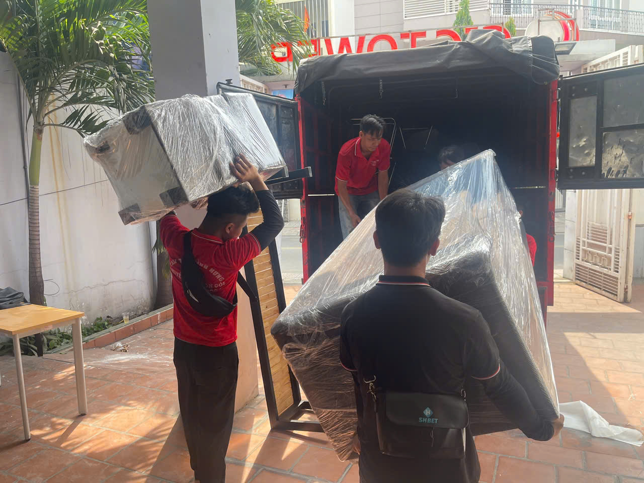 Đội ngũ Thành Hưng Taxi Tải thực hiện dịch vụ chuyển dọn
