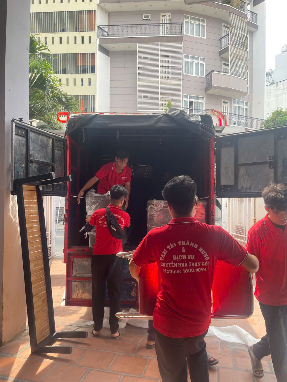 Đội ngũ Thành Hưng Taxi Tải thực hiện dịch vụ chuyển dọn