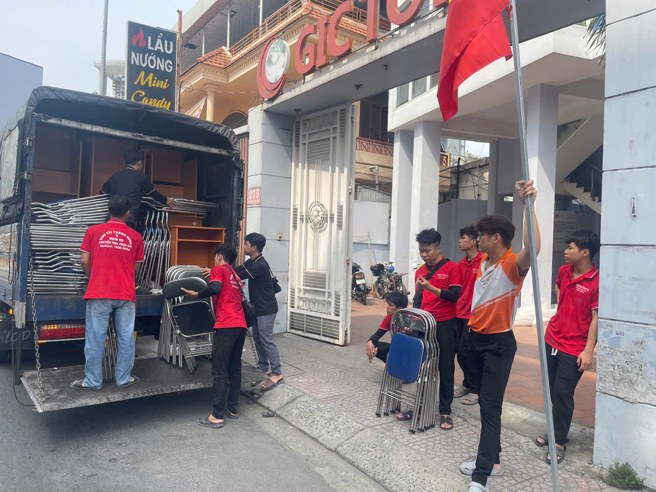 Đội ngũ Thành Hưng Taxi Tải thực hiện dịch vụ chuyển dọn