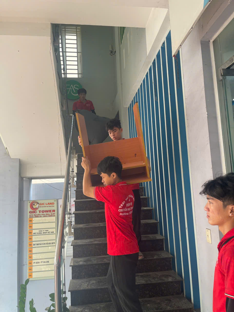 Đội ngũ Thành Hưng Taxi Tải thực hiện dịch vụ chuyển dọn