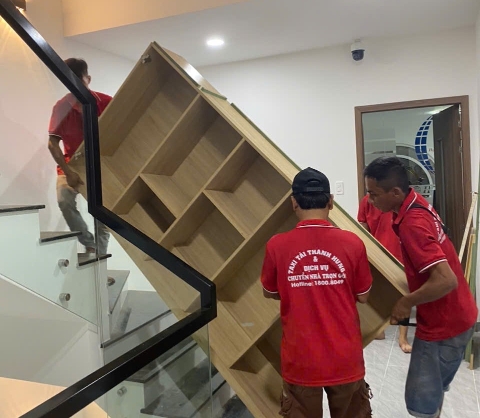 Nhân viên Thành Hưng xếp đồ đạc lên thùng xe tải chuyển nhà