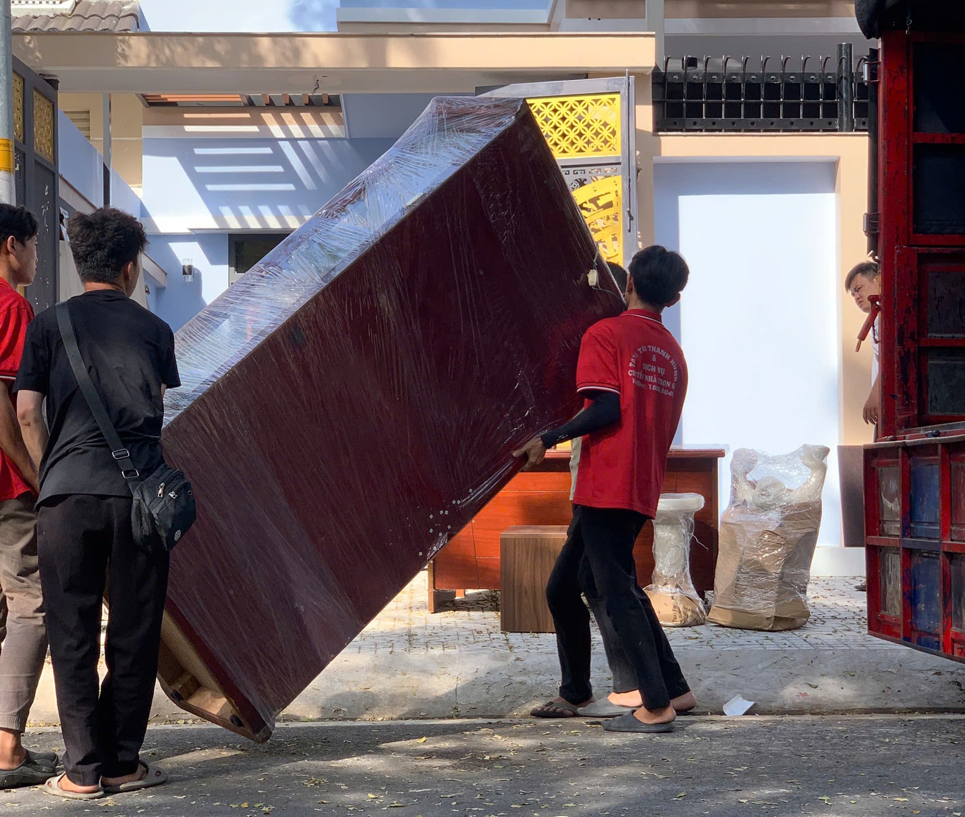 Nhân viên Thành Hưng khiêng kệ gỗ qua cầu thang